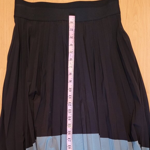 Athleta Swing Forward Pleated Midi Skirt Womens Small Black Green Hi Low - Picture 2 of 4